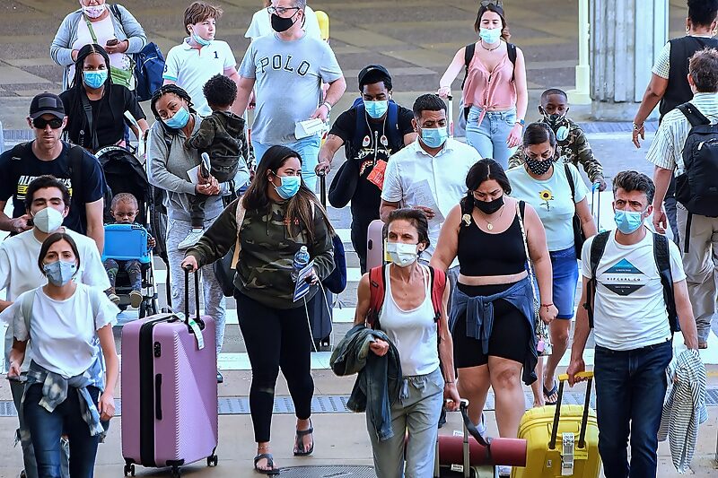 Click to enlarge masks travelers airport