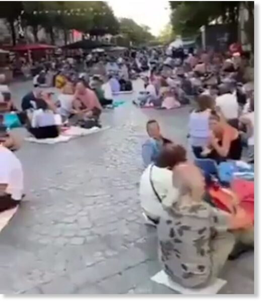 Click to enlarge A French protest picnic – clever and effective