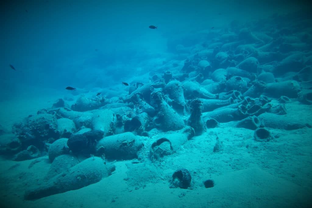 Click to enlarge Amphorae underater crete