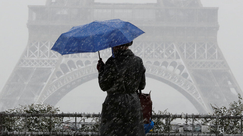 snow paris umbrella