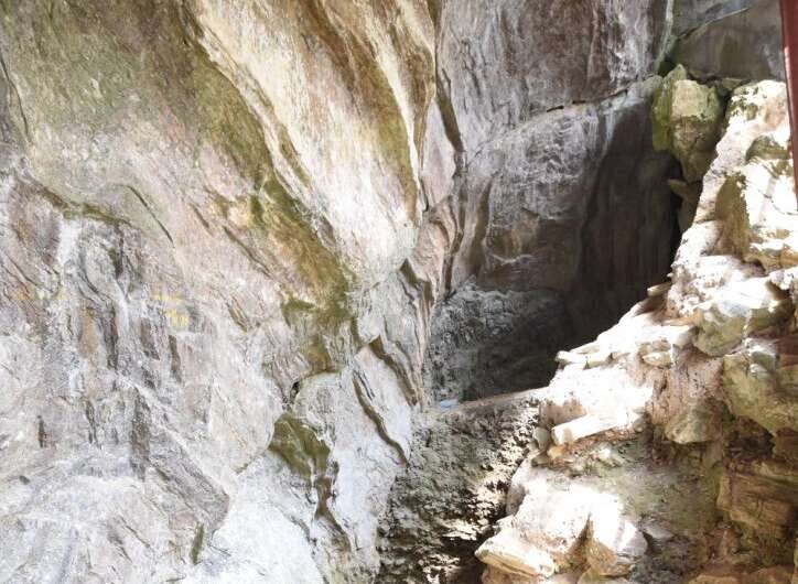 Click to enlarge Kamikuroiwa rock shelter