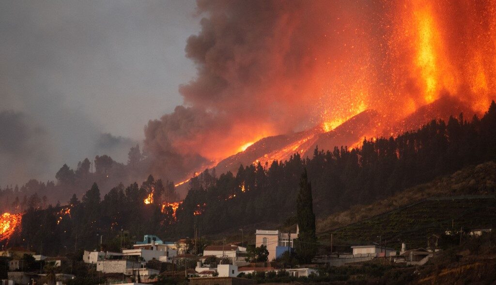 Click to enlarge Mount Cumbre Vieja erupts in El Paso