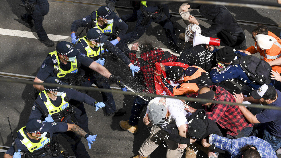Click to enlarge lockdown protest police melbourne australia
