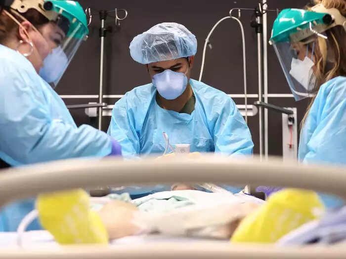 Click to enlarge intubating covid patient