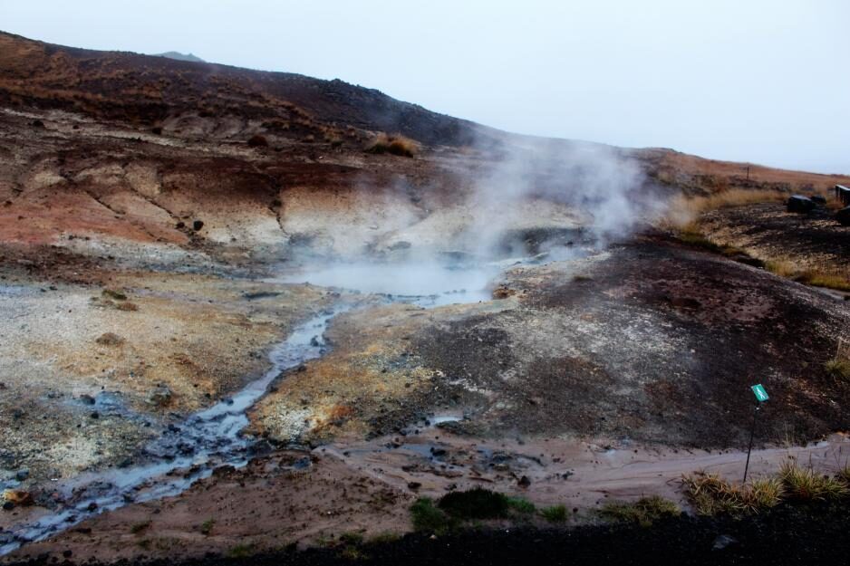 Click to enlarge About a hundred small earthquakes have been detected approximately one kilometer south of Keilir in the last 24 hours. The photo shows geometrical activity in Reykjadalur in Iceland.