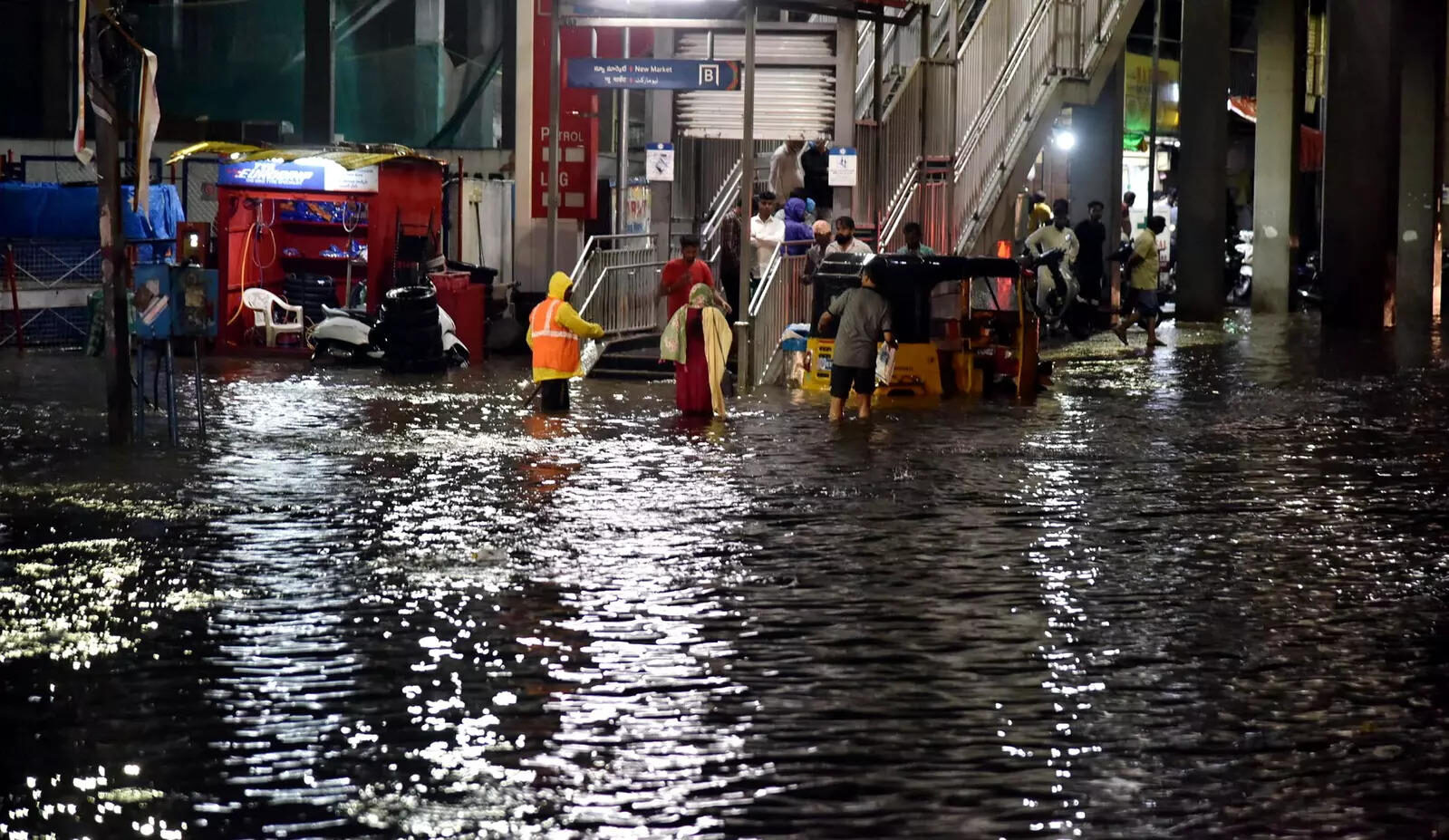 Heavy rain lashes Hyderabad, flooding in several areas