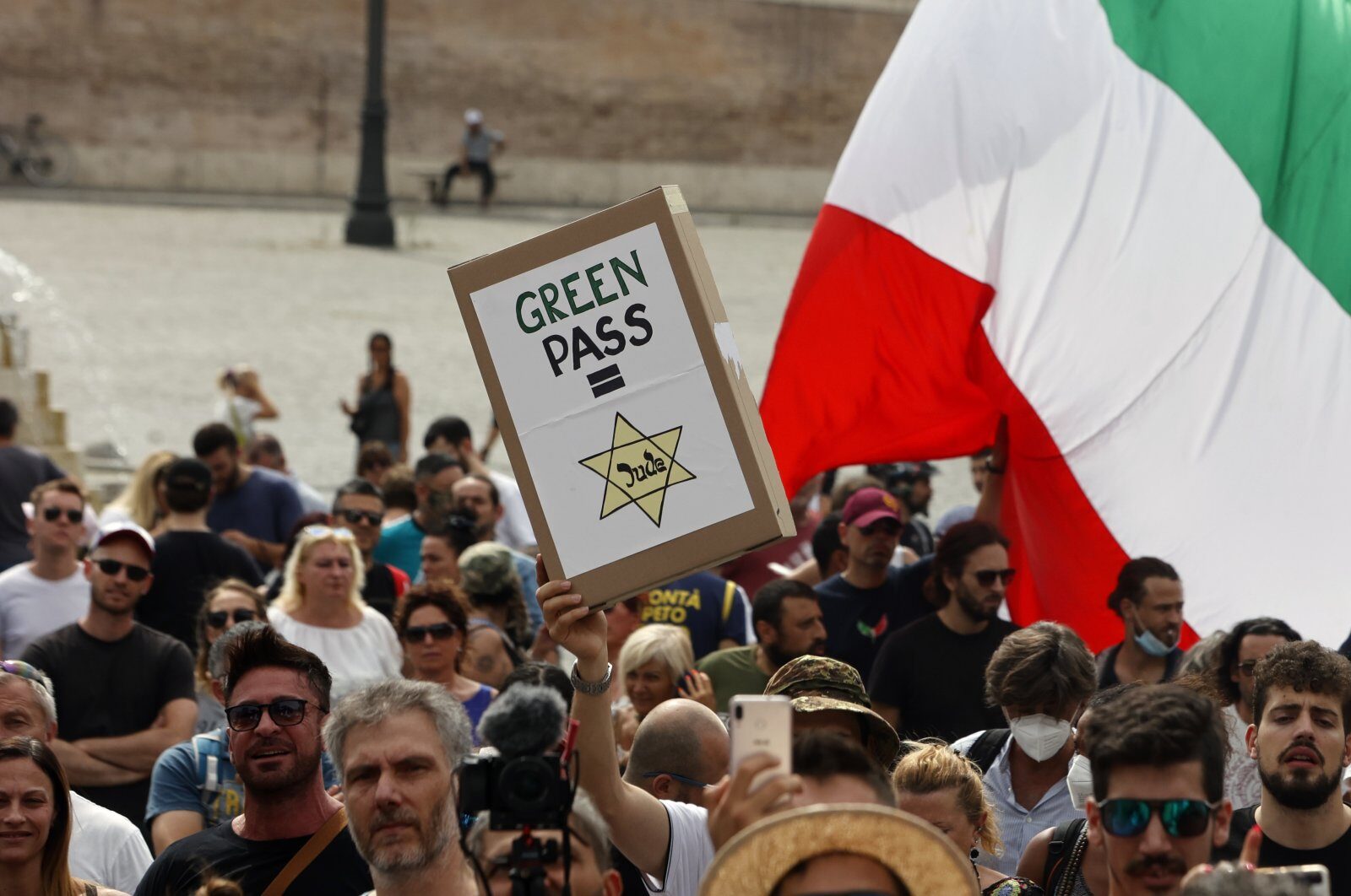 Click to enlarge rom italy green pass vaccination protest