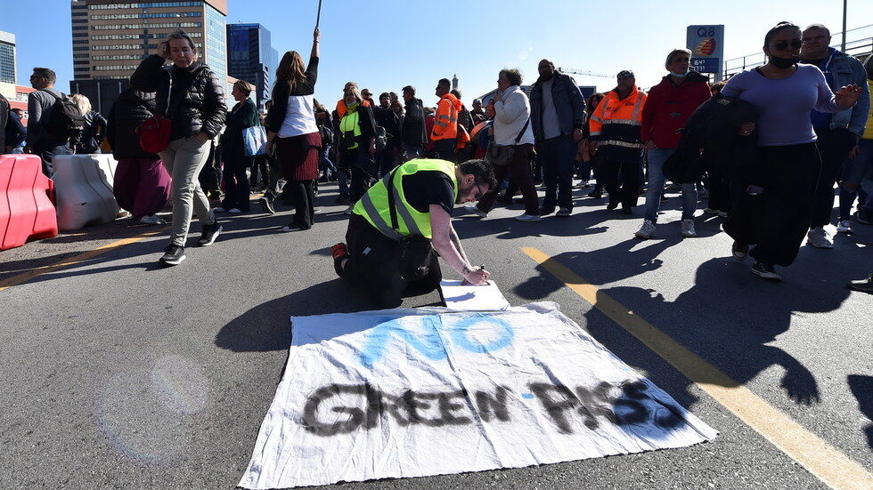 Italy ports blocked covid pass protest