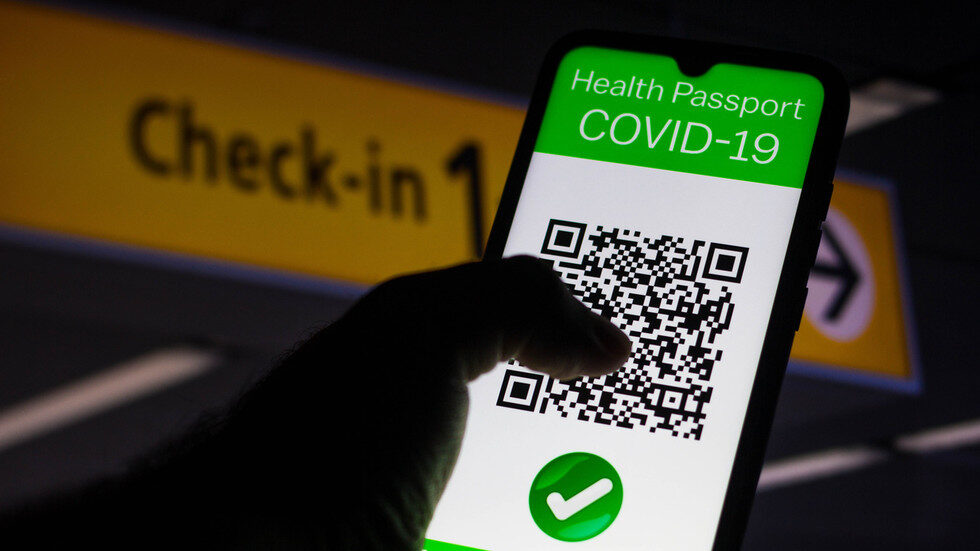 Click to enlarge covid health pass green pass phone