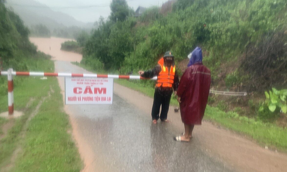 Border guards in Quang Tri Province set up a barrier to prevent people from entering a dangerous area under heavy rain, October 17