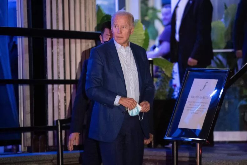 Click to enlarge biden no maks restaurant