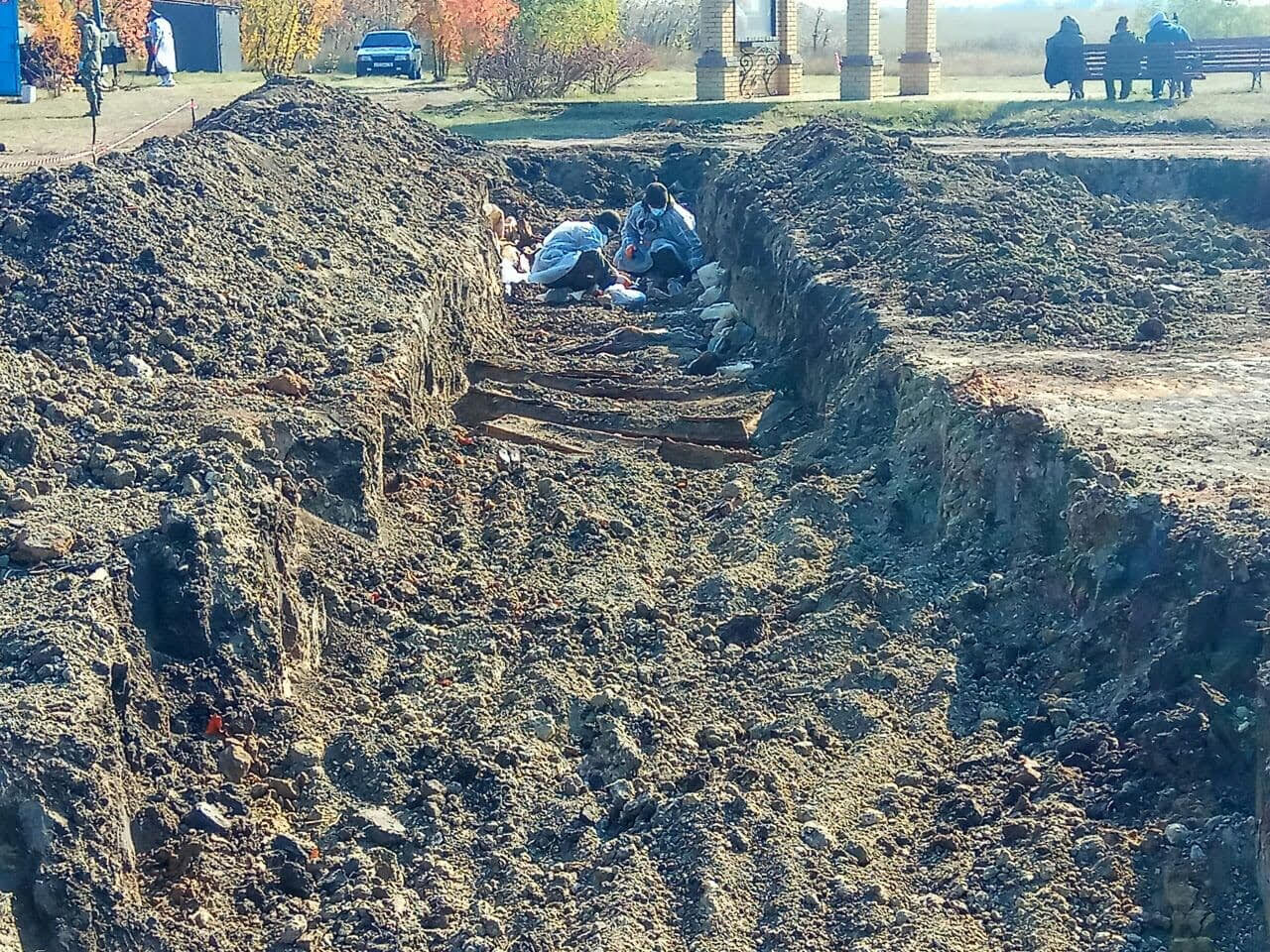 mass grave luganks donbass ukrain