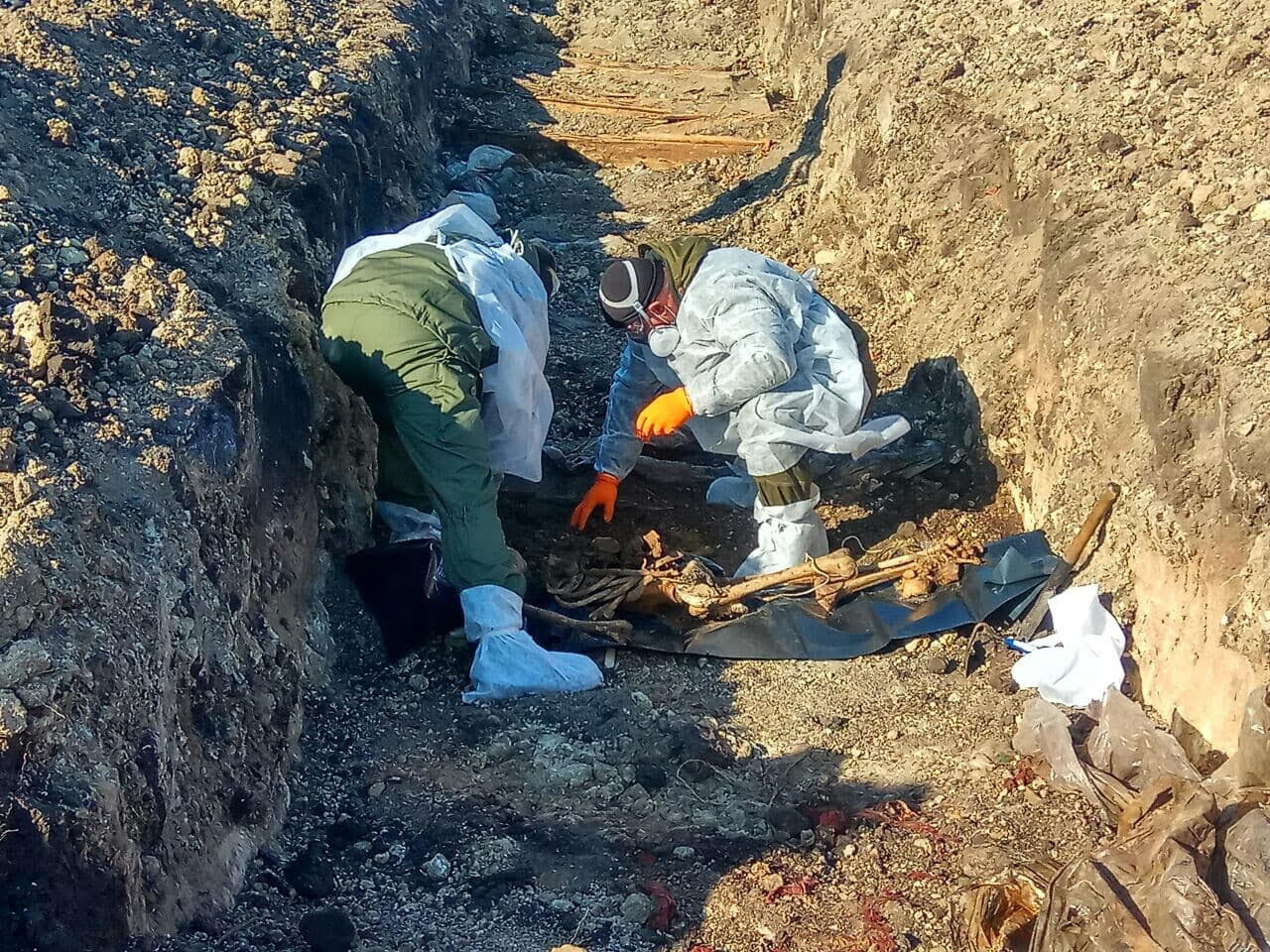 Click to enlarge mass grave lugansk donbass ukraine