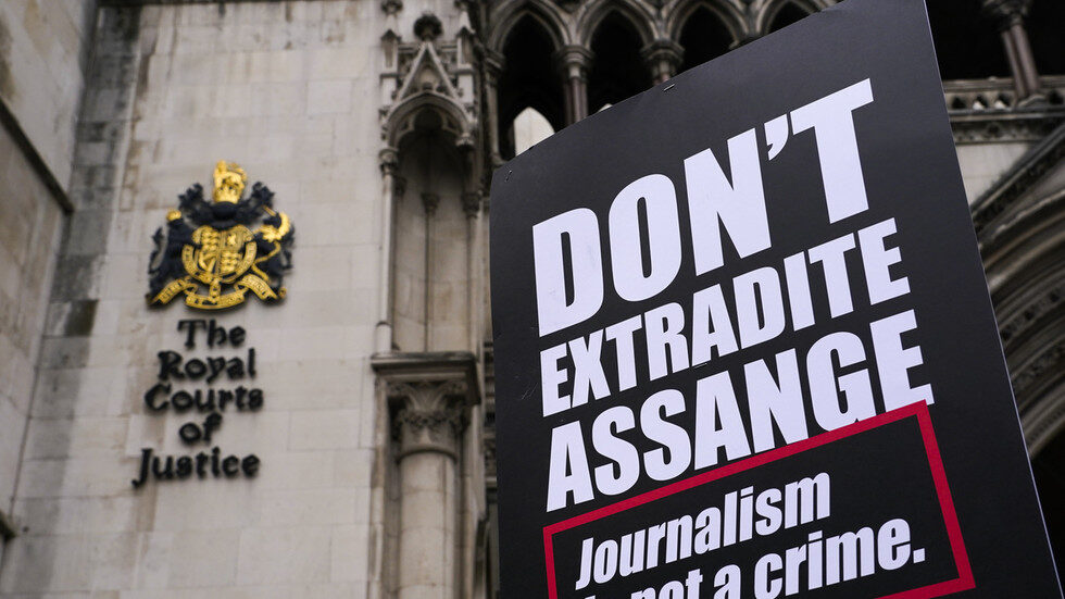 assange protest sign royal courts london