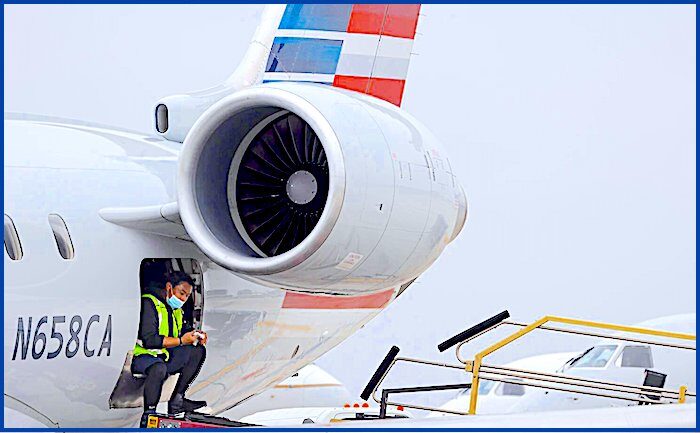 Airlines worker/plane
