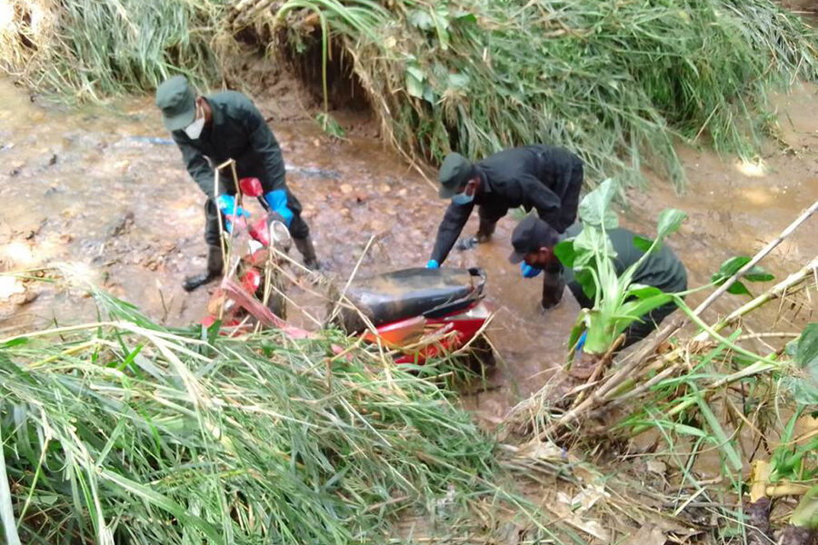 Troops from the Sri Lanka Army assist in flood hit areas of Badulla district.
