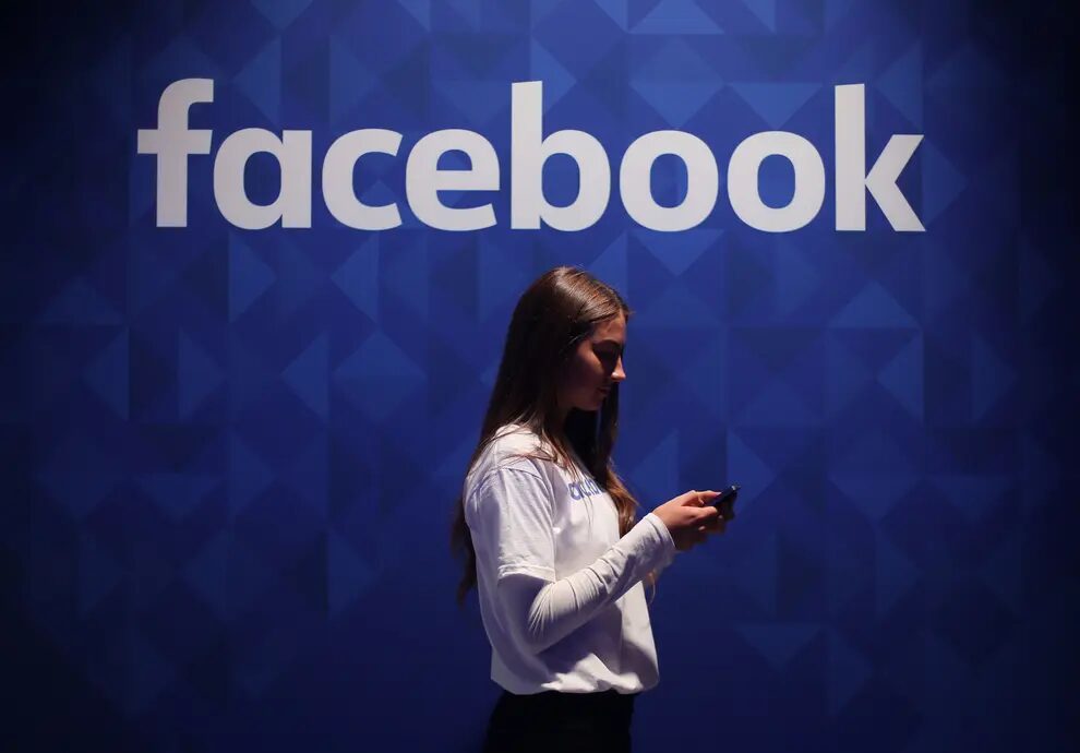 Click to enlarge woman phone facebook logo