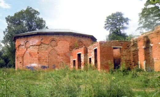 The ruins of Babolovo palace