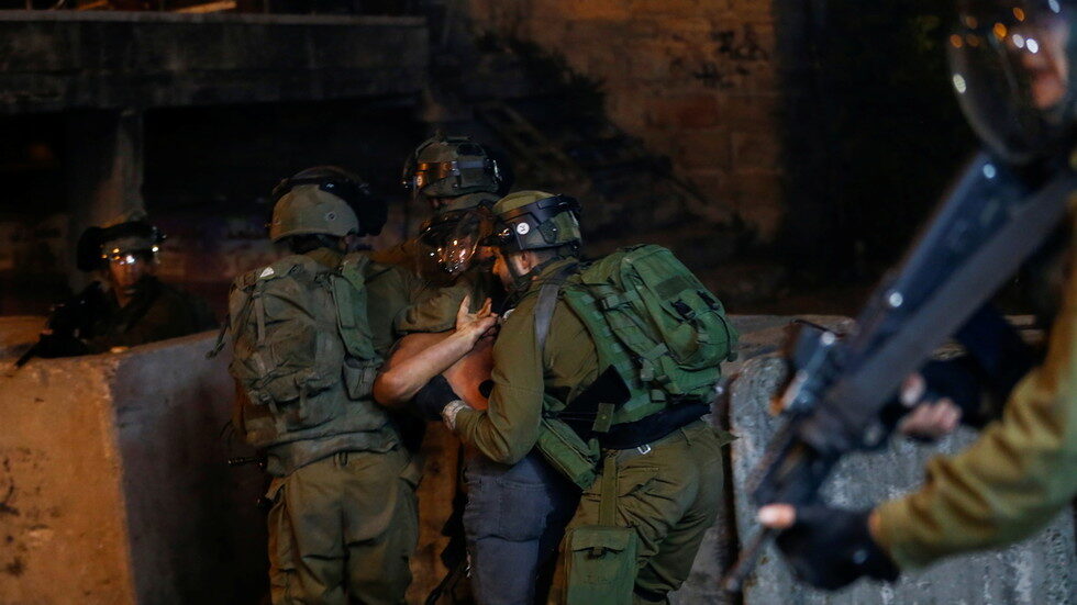 Click to enlarge idf arrest palestinian Hebron