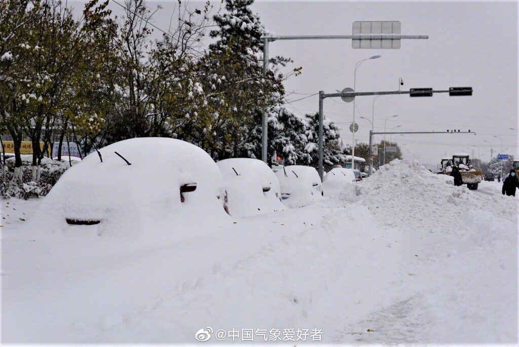 Click to enlarge Heavy snow in Anshan, Liaoning province.