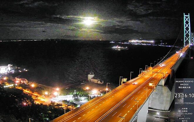 Footage from a live camera placed near the Akashi Kaikyo Bridge in Tarumi Ward, in Kobe, shows a fireball lighting up the sky at 11:16 p.m. on Nov. 10. (Provided by the Akashi Kaikyo Bridge live camera)
