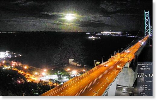 Click to enlarge Footage from a live camera placed near the Akashi Kaikyo Bridge in Tarumi Ward, in Kobe, shows a fireball lighting up the sky at 11:16 p.m. on Nov. 10. (Provided by the Akashi Kaikyo Bridge live camera)