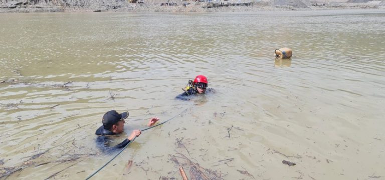 Click to enlarge Navy search and rescue operations in in Mapiri,