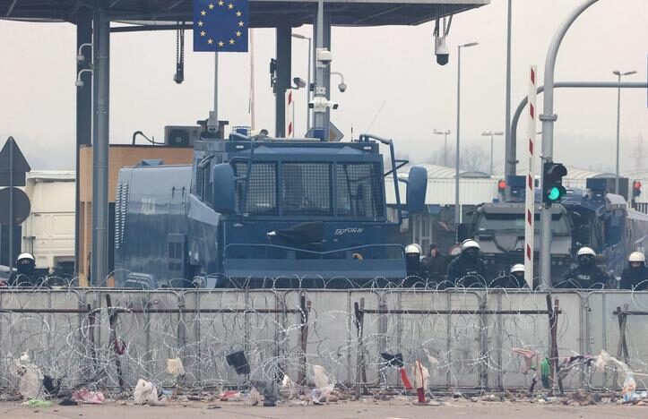 Click to enlarge belarus poland border migrant