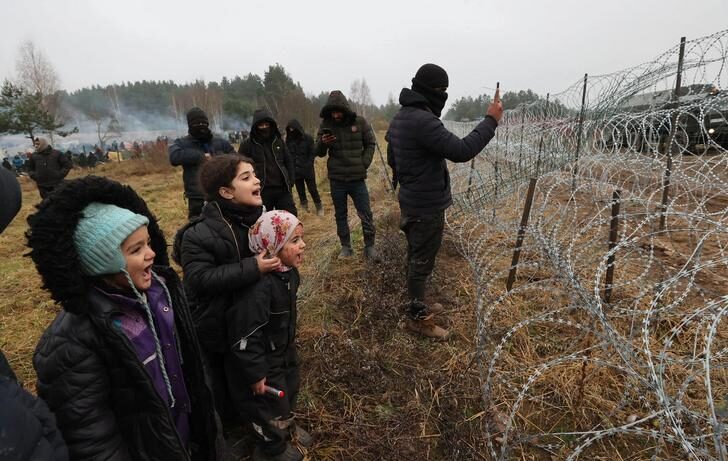 Click to enlarge belarus poland border migrant