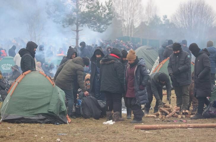 Click to enlarge belarus poland border migrant