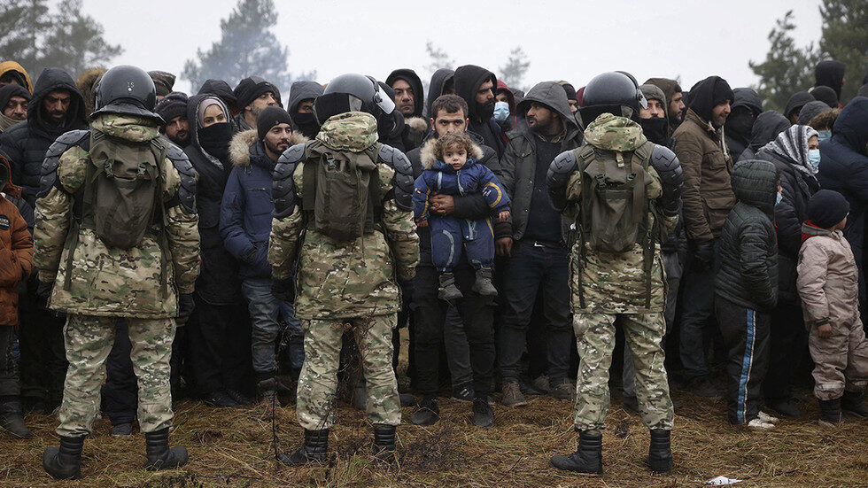 Click to enlarge migrants belarus poland soldiers
