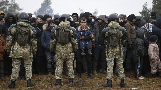 migrants belarus poland soldiers