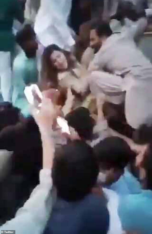Click to enlarge woman pakistan