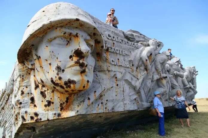 Click to enlarge WW II war memorial at Savur-Mohyla Height
