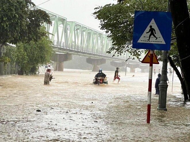 Click to enlarge Flooding on the Ky Lo river in Dong Xuan district, Phu Yen Province, Vietnam, 30 November 2021.