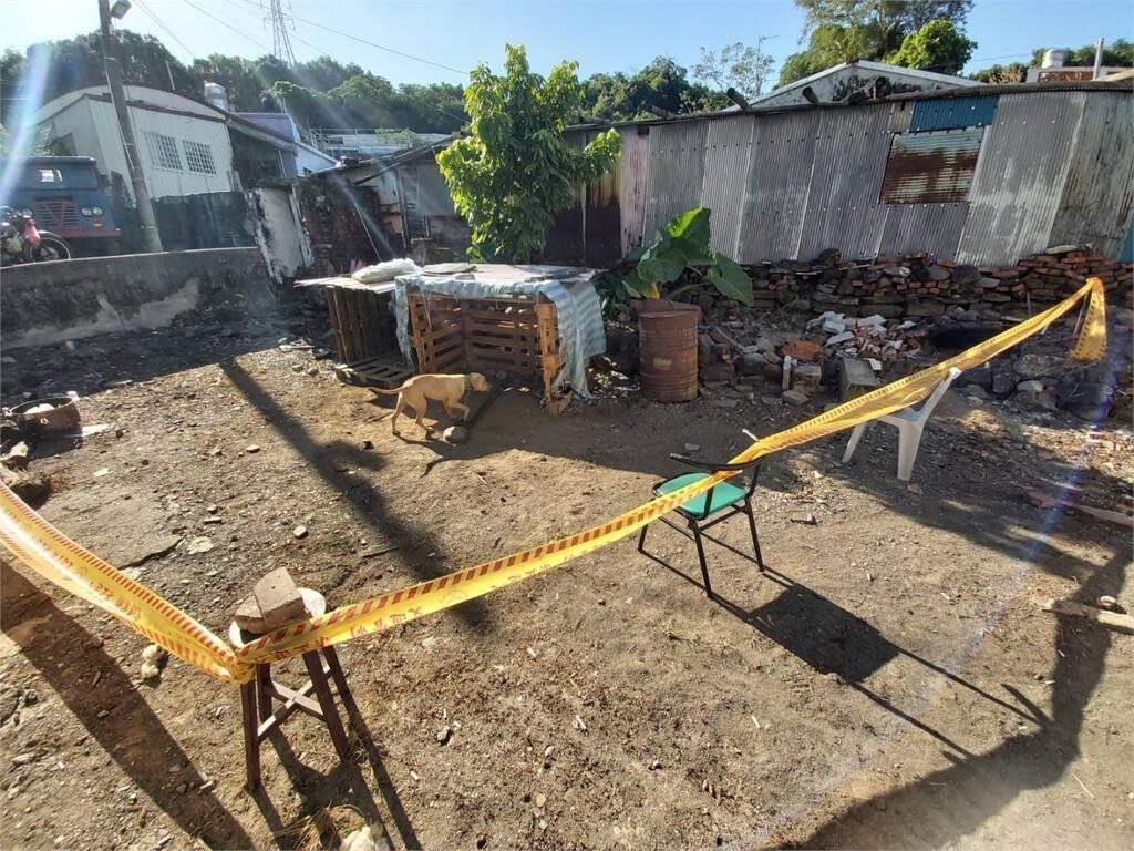 Click to enlarge Scene of pit bull attack