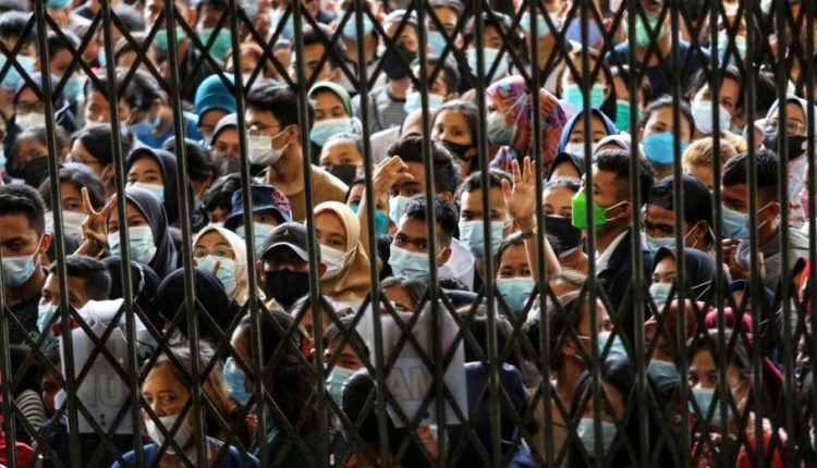 crowd masks pandemic