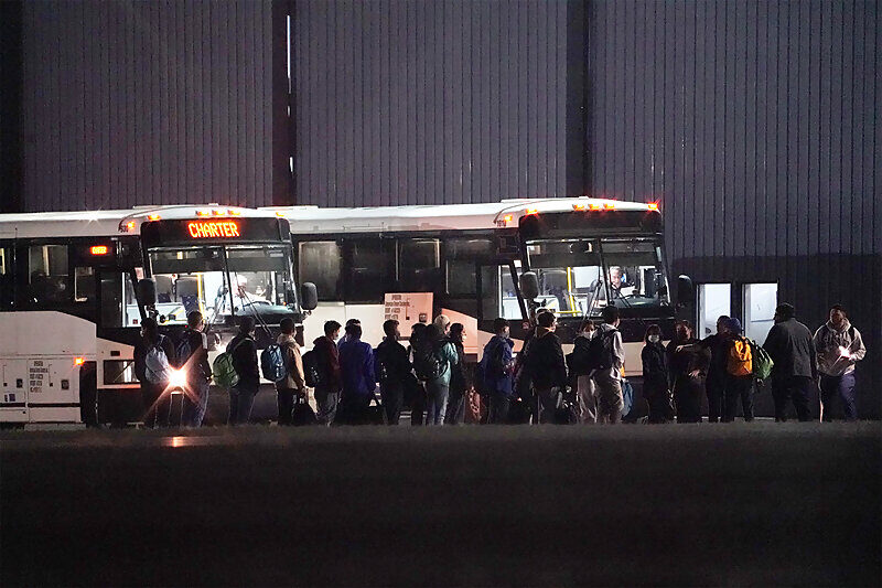 Click to enlarge biden secret flights illegal immigrants migrants bus
