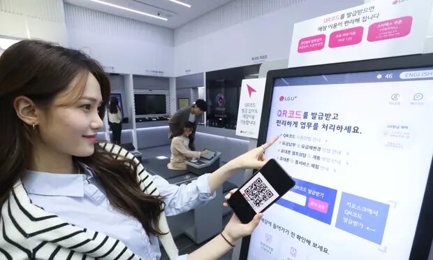 Click to enlarge smartphones robot