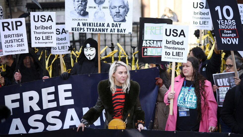 assange protest extradition royal court london