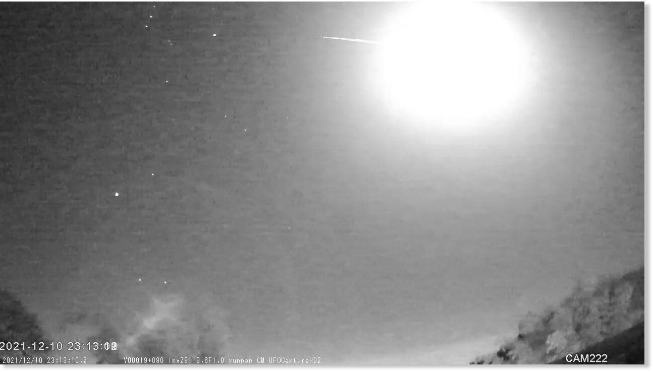 Bight meteor fireball over Yunnan, China on December 10 -- Fire in the ...