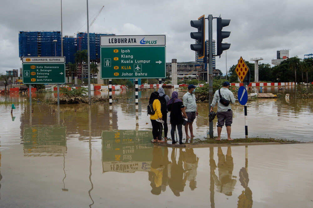 Click to enlarge People are stranded in the middle of the road