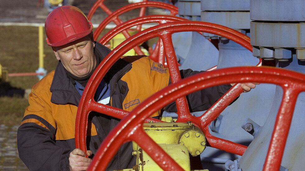 Click to enlarge worker yamal gas pipeline germany russia