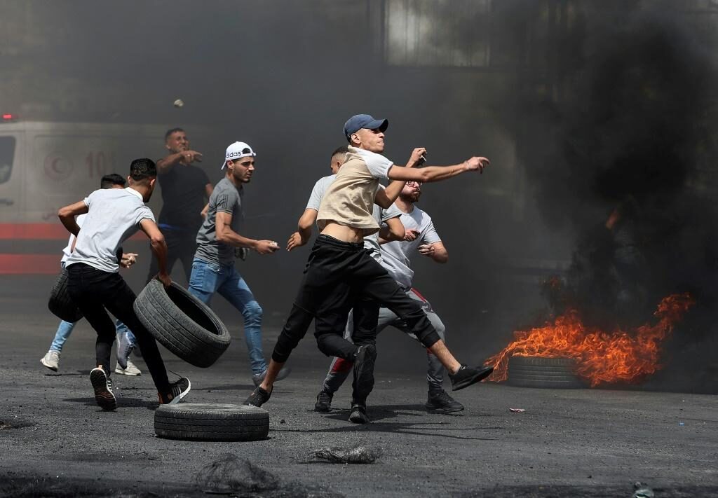 Click to enlarge sheikh jarrah palestinians protest rock throwing