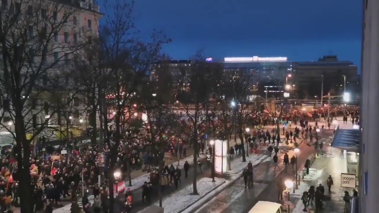 Click to enlarge lockdown vienna protestors sea of lights