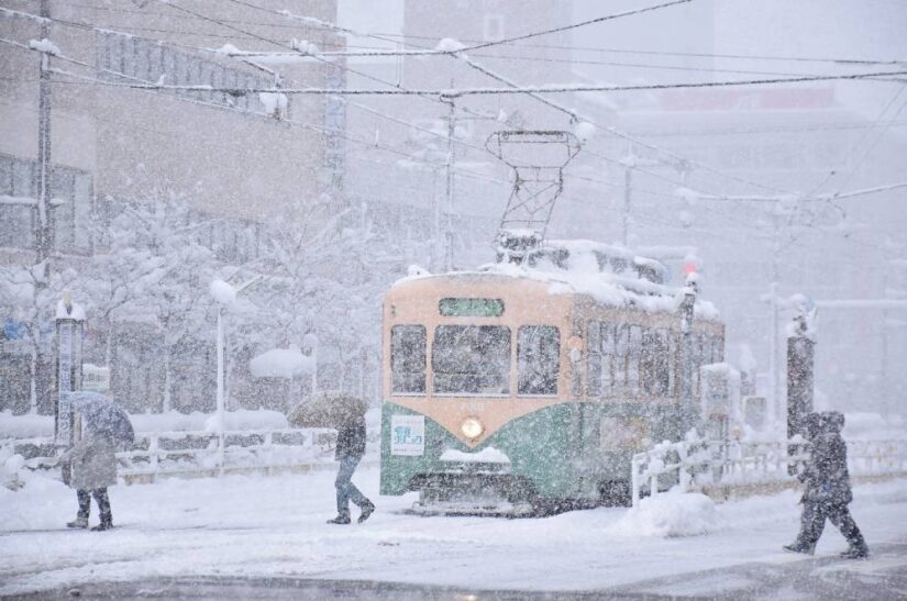 Click to enlarge People cross a street in heavy snow in the city of Toyama, Toyama