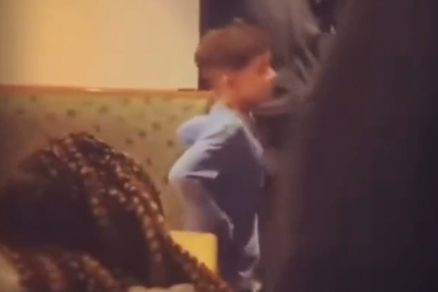 Click to enlarge mother child ejected restaurant vaccine