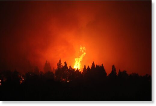 Click to enlarge View of a huge fire in Paraje Villegas, Rio Negro province, 70 kilometers (43.5 miles) south of Bariloche, Argentina, Dec. 29, 2021.