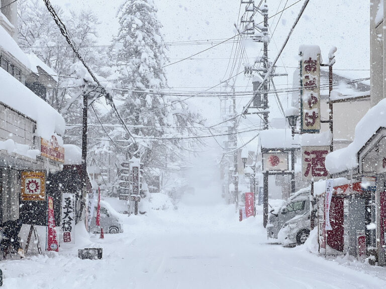 Click to enlarge The snowy streets of Akakura Onsen, Myoko on Boxing Day.