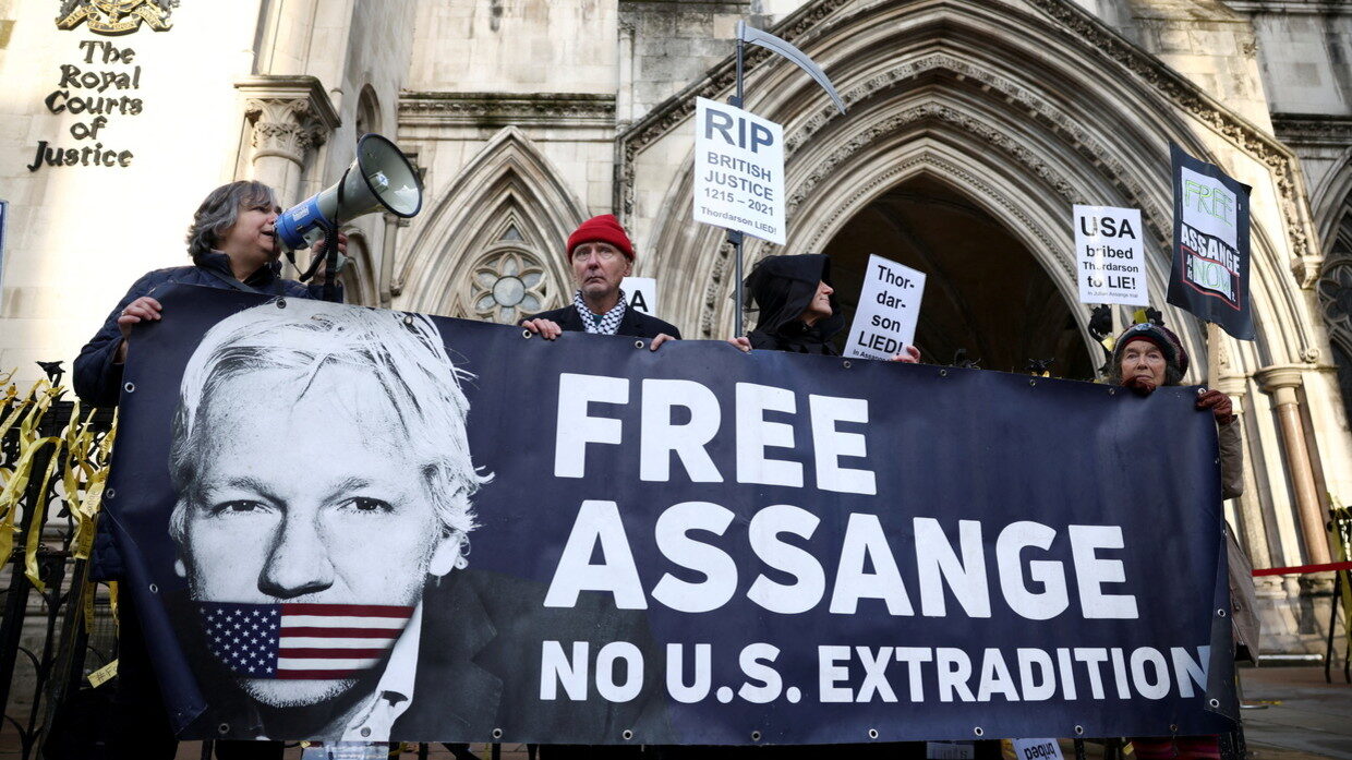 Click to enlarge Julian Assange Supporters